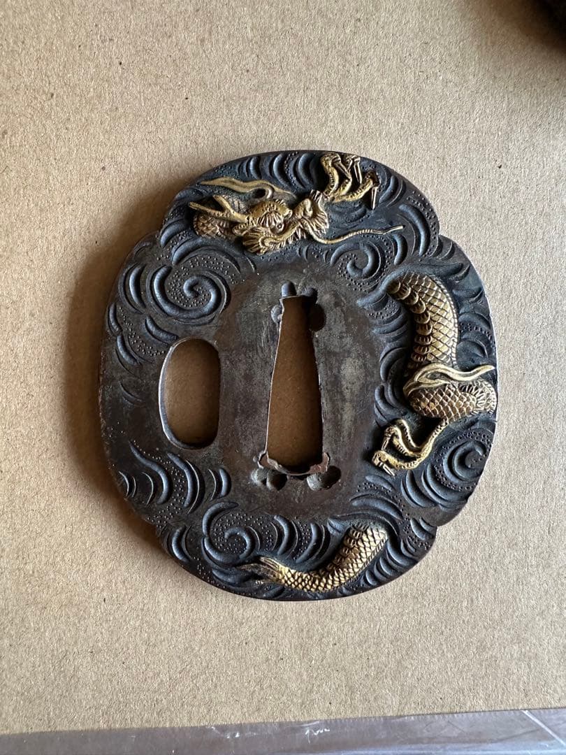竜と波模様の鍔(つば)骨董品