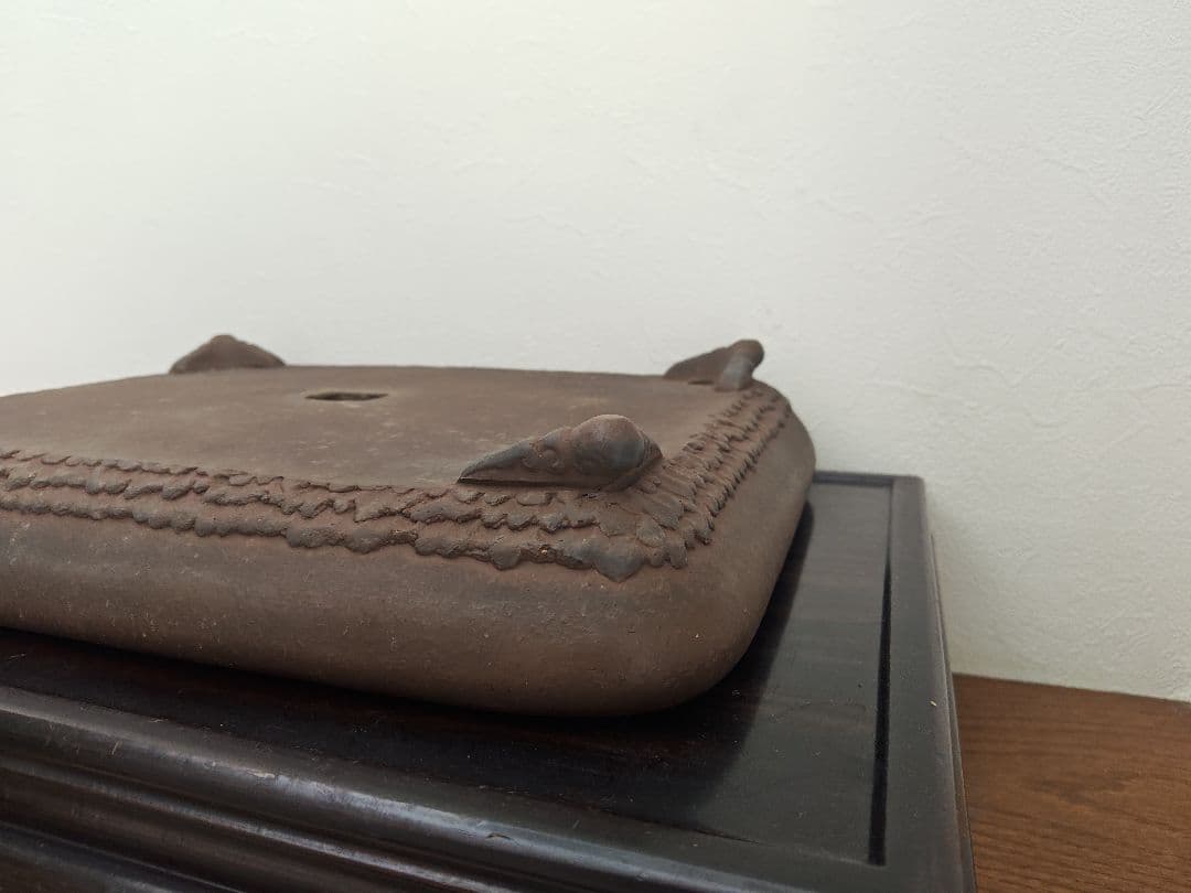 茶色の陶器製四角鉢　落款あり 中型