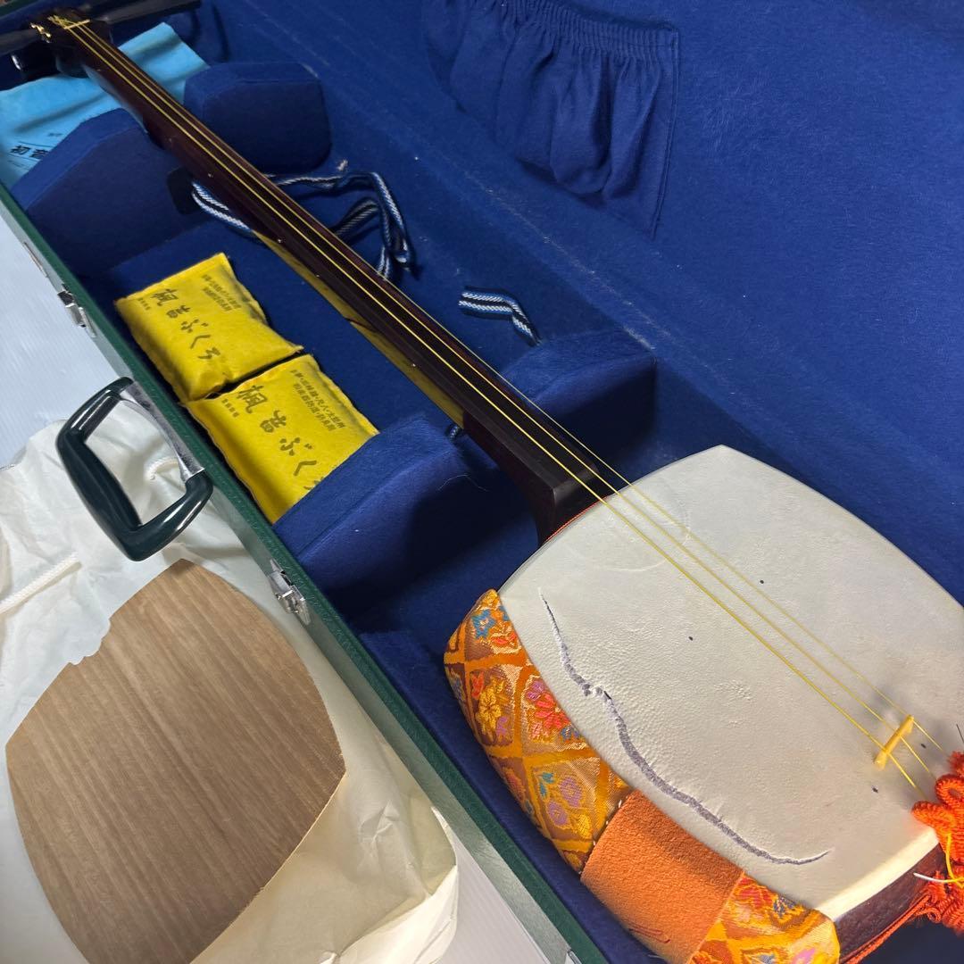 三味線 紫檀 丸打胴 弦楽器 和楽器 ハードケース 付属品 付き