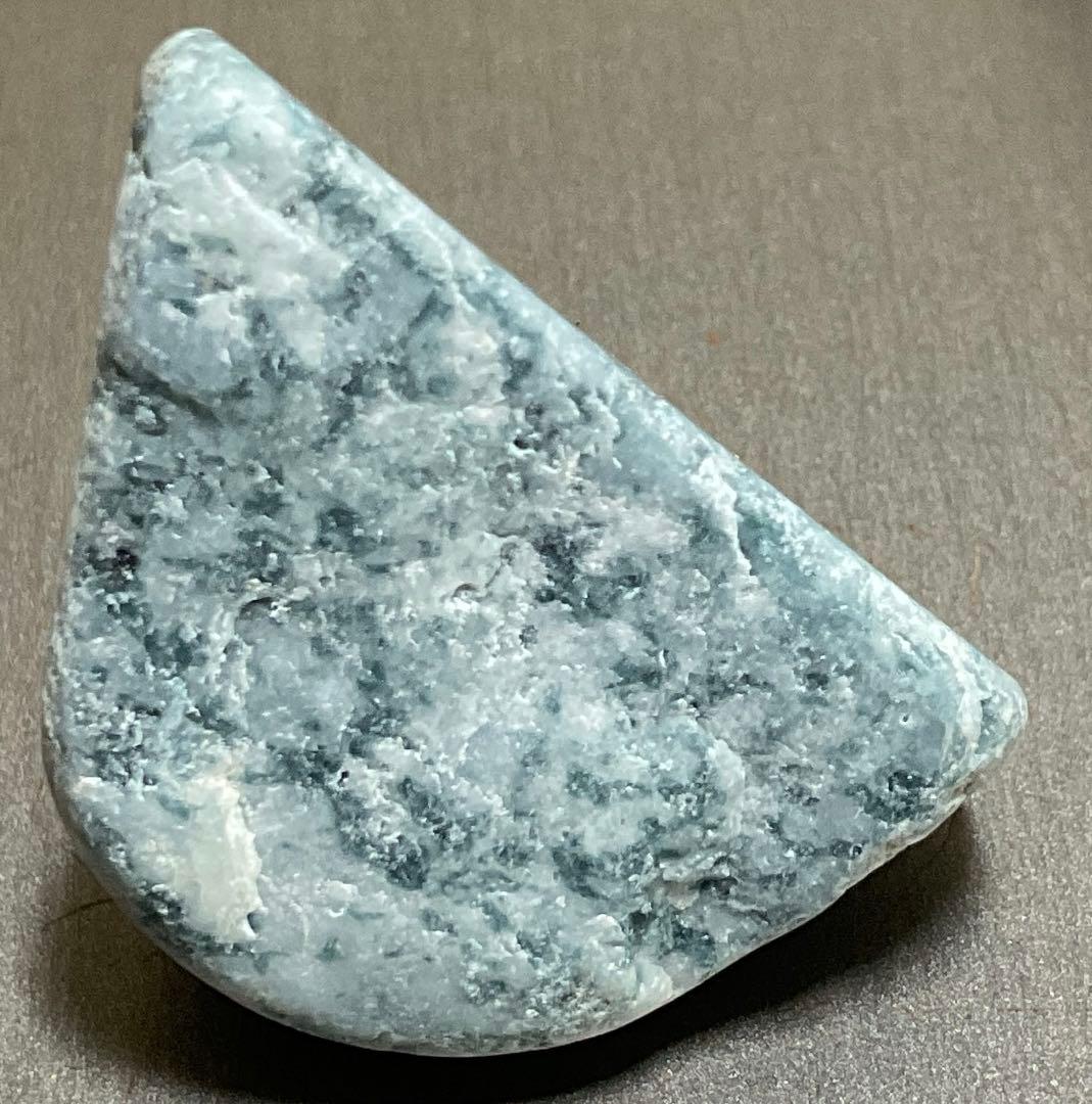 ［不思議な色］　表面にコバルト色の透過　糸魚川翡翠32g ヒスイ　ひすい