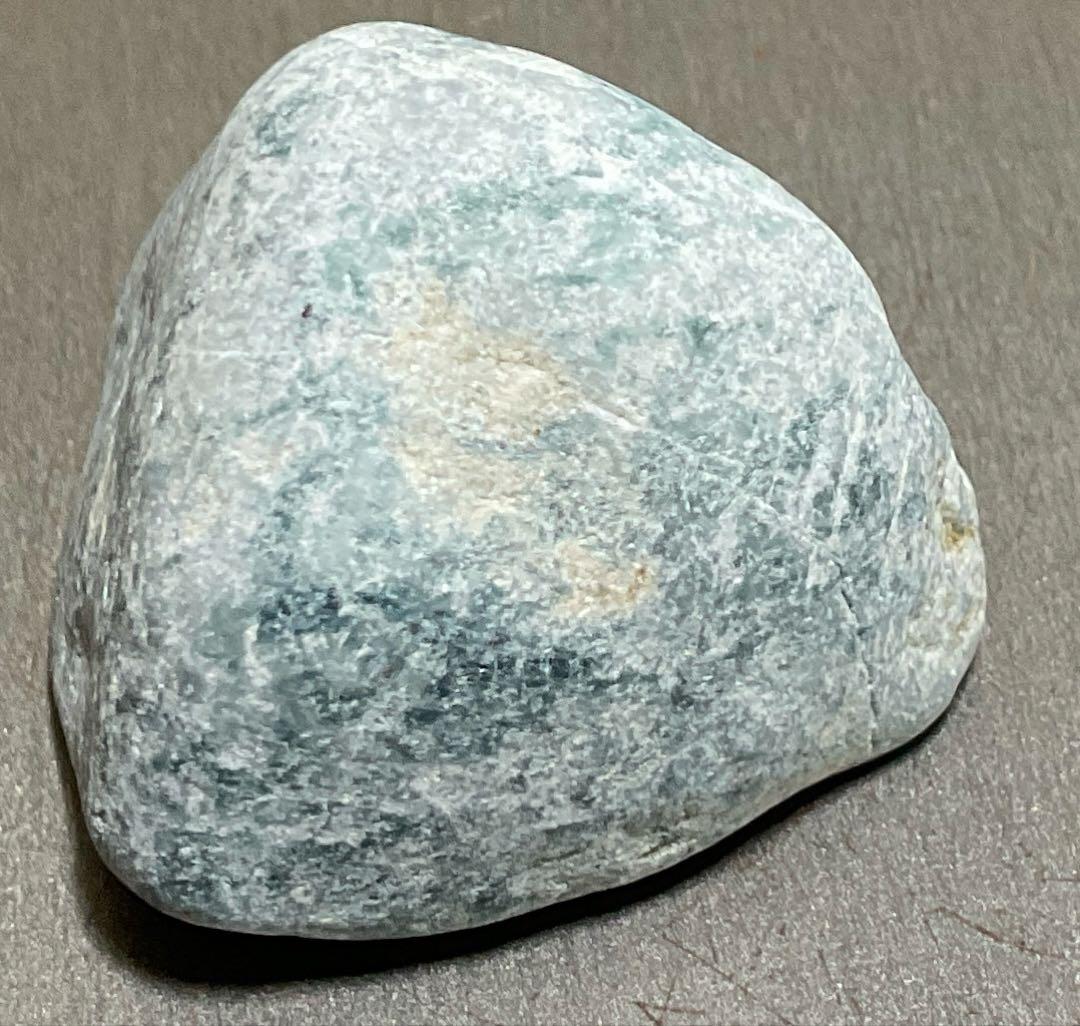 ［不思議な色］　表面にコバルト色の透過　糸魚川翡翠32g ヒスイ　ひすい