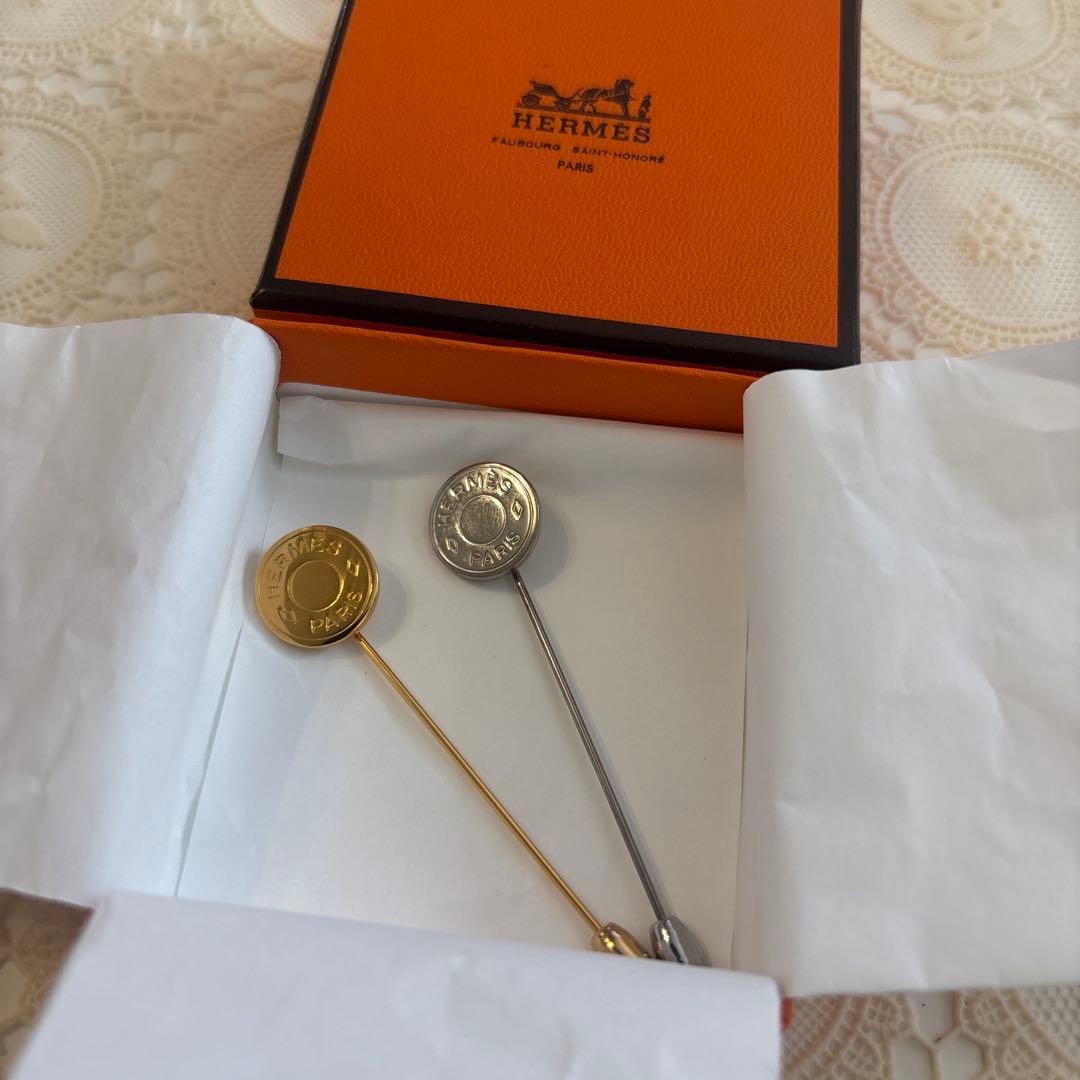 HERMES 丸型ピンバッジ 2個セット