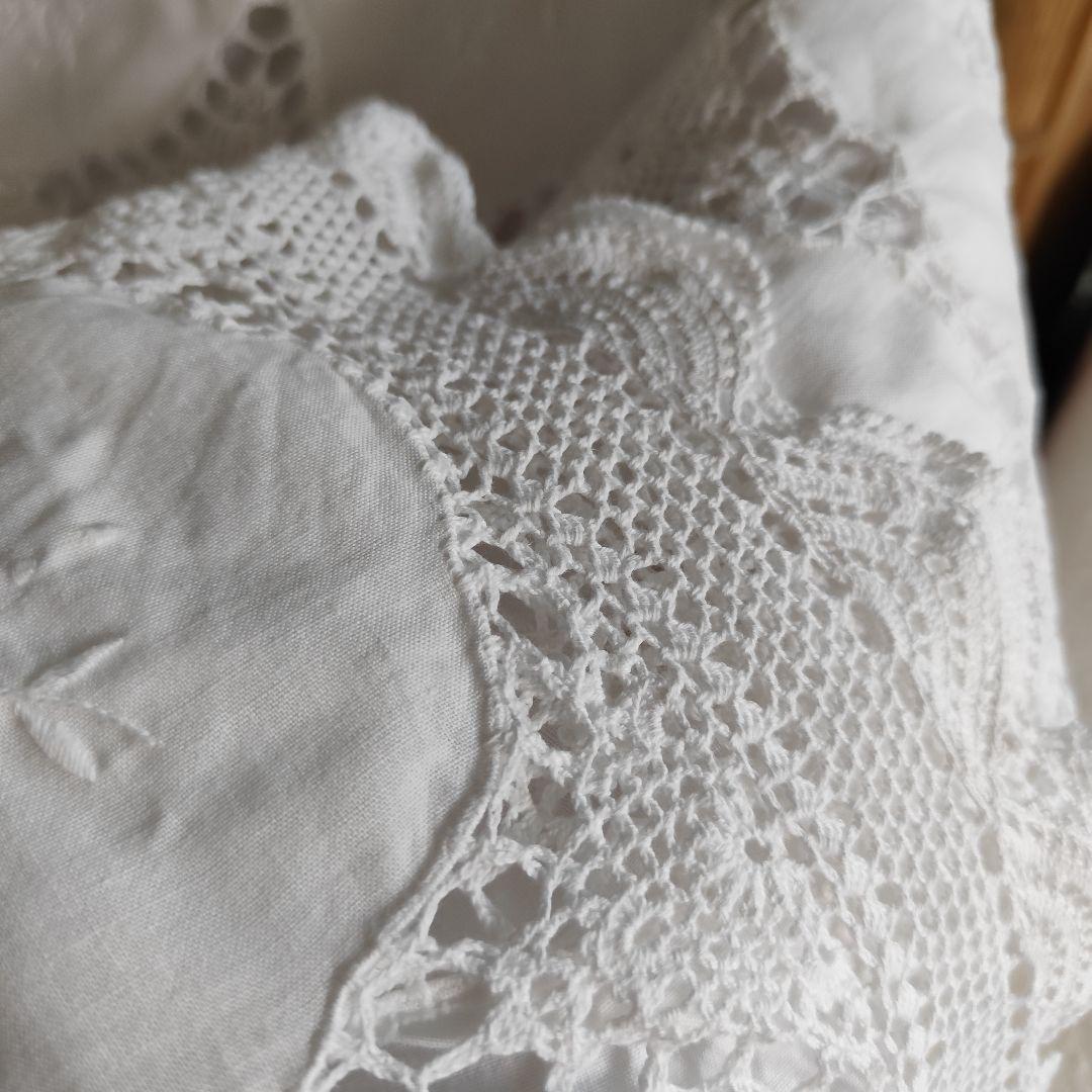 手刺繍入り円形パネル　手編みレース繋ぎ　ホワイト　フリークロス