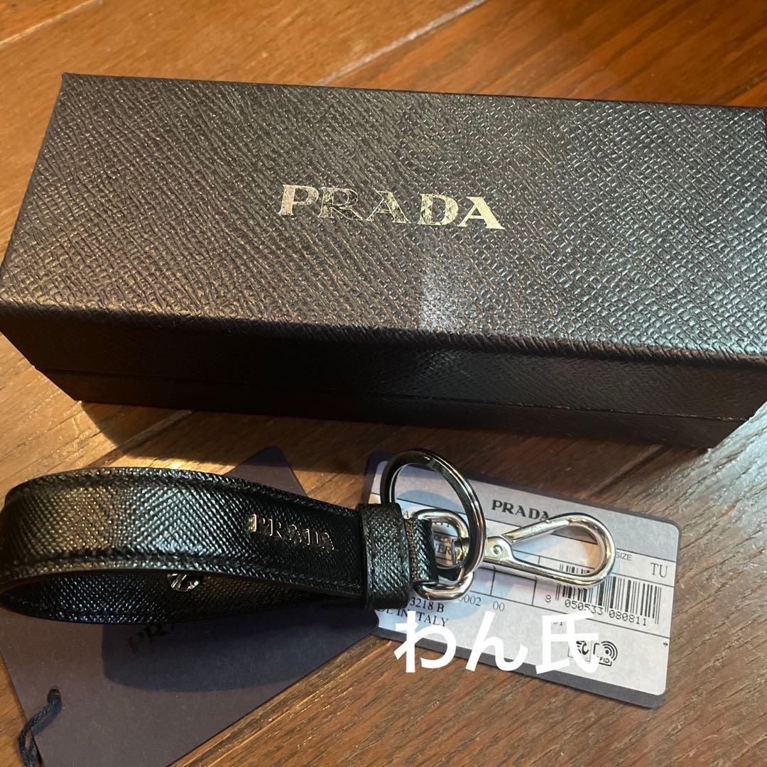 短期出品 PRADA キーホルダー