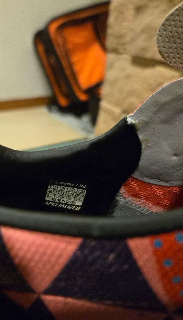 Specialized red hook hotシリーズのシューズとヘルメット