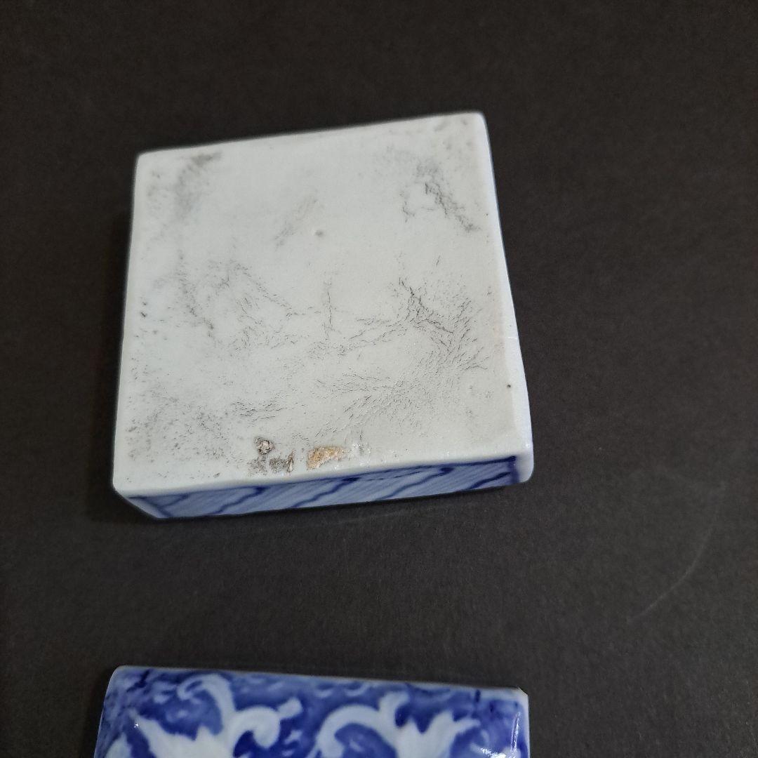 お値下げ中　江戸中　古伊万里　陽刻　白抜菊図　極上　角型香合　よろけ図染付