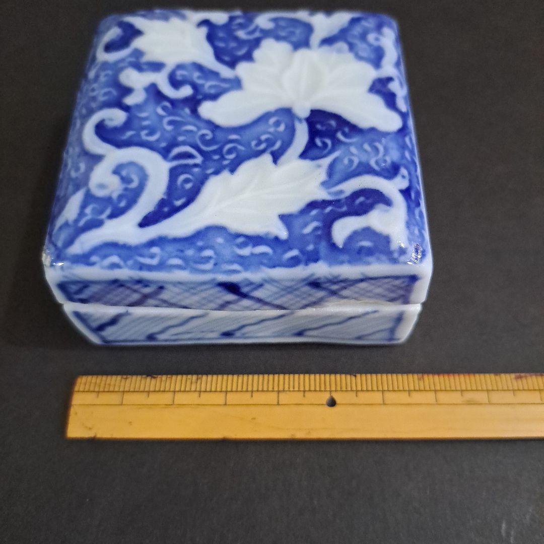 お値下げ中　江戸中　古伊万里　陽刻　白抜菊図　極上　角型香合　よろけ図染付