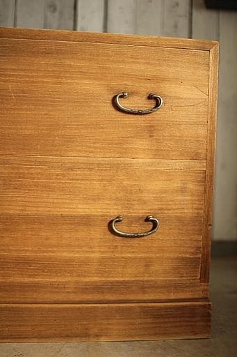 味のある木製の引き出し2段　チェスト　桐箪笥