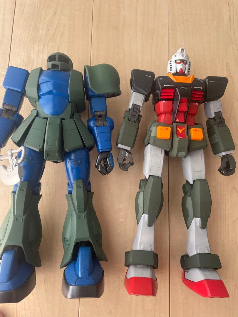 メガサイズガンダムとザクセット