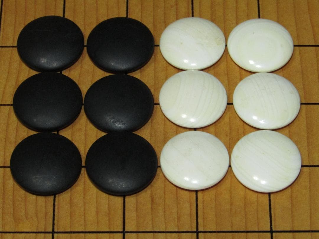 【古い新榧製　碁盤・碁笥・蛤・那智黒　白石・１５０個　黒石・１８０個】囲碁