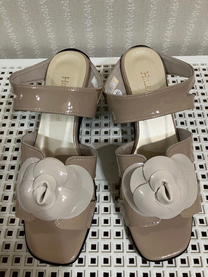 ほぼ新品　ヒルズアベニューミュールサンダルカメリア　ベージュ22.0cm