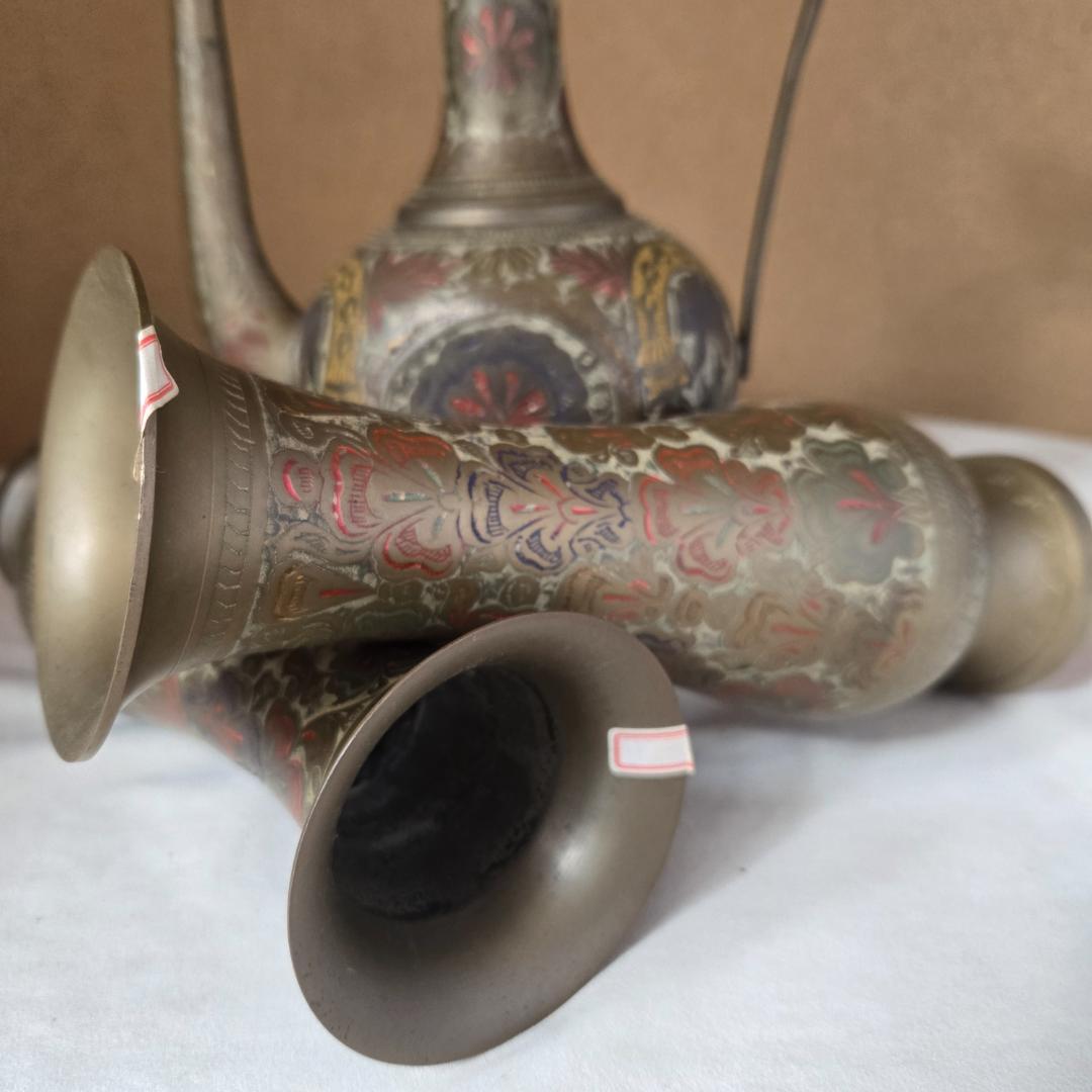 インド製アンティーク花瓶。熟練職人による純手作りで、卓越した技法が光る逸品です。