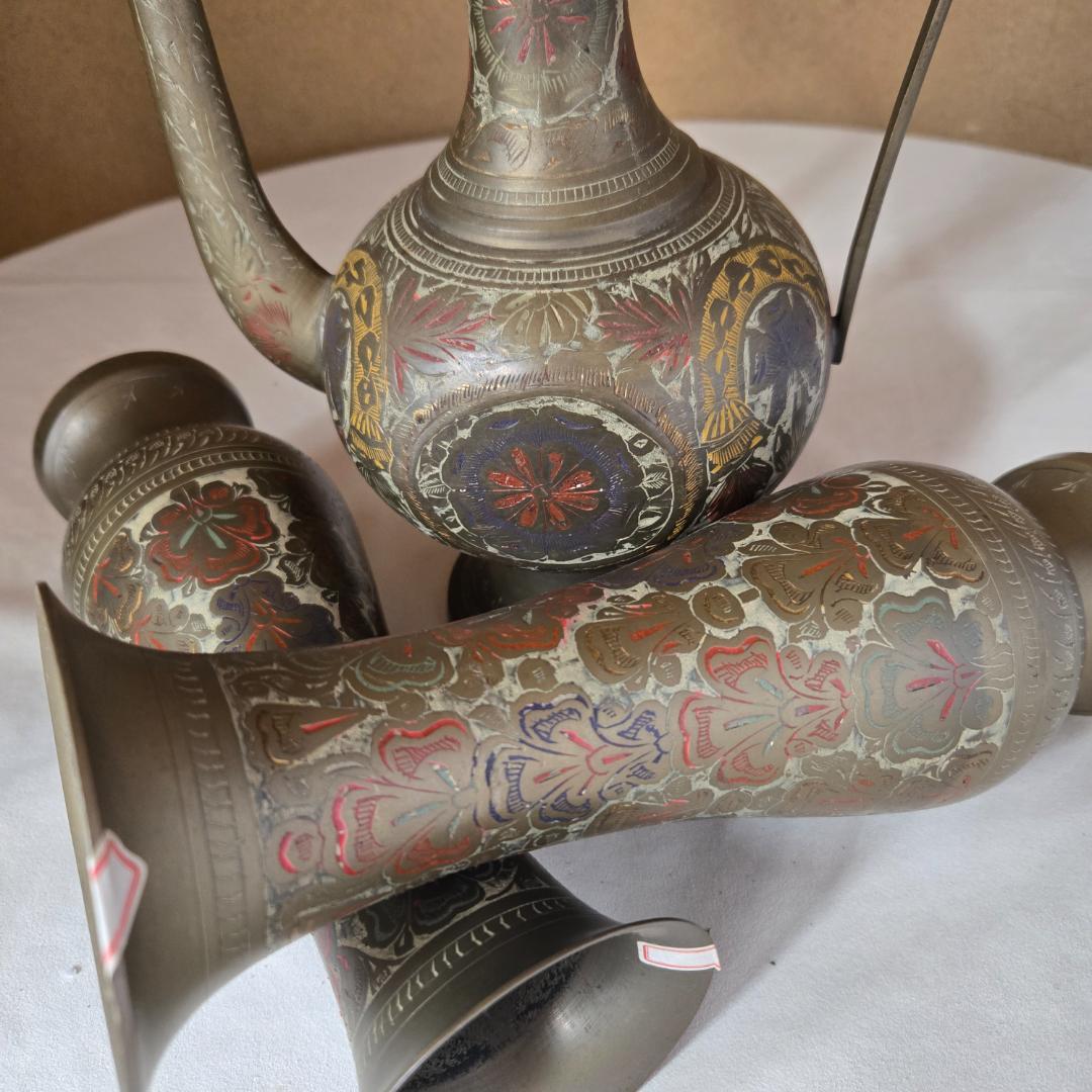 インド製アンティーク花瓶。熟練職人による純手作りで、卓越した技法が光る逸品です。