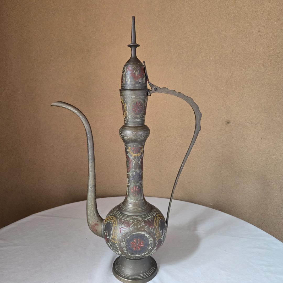 インド製アンティーク花瓶。熟練職人による純手作りで、卓越した技法が光る逸品です。