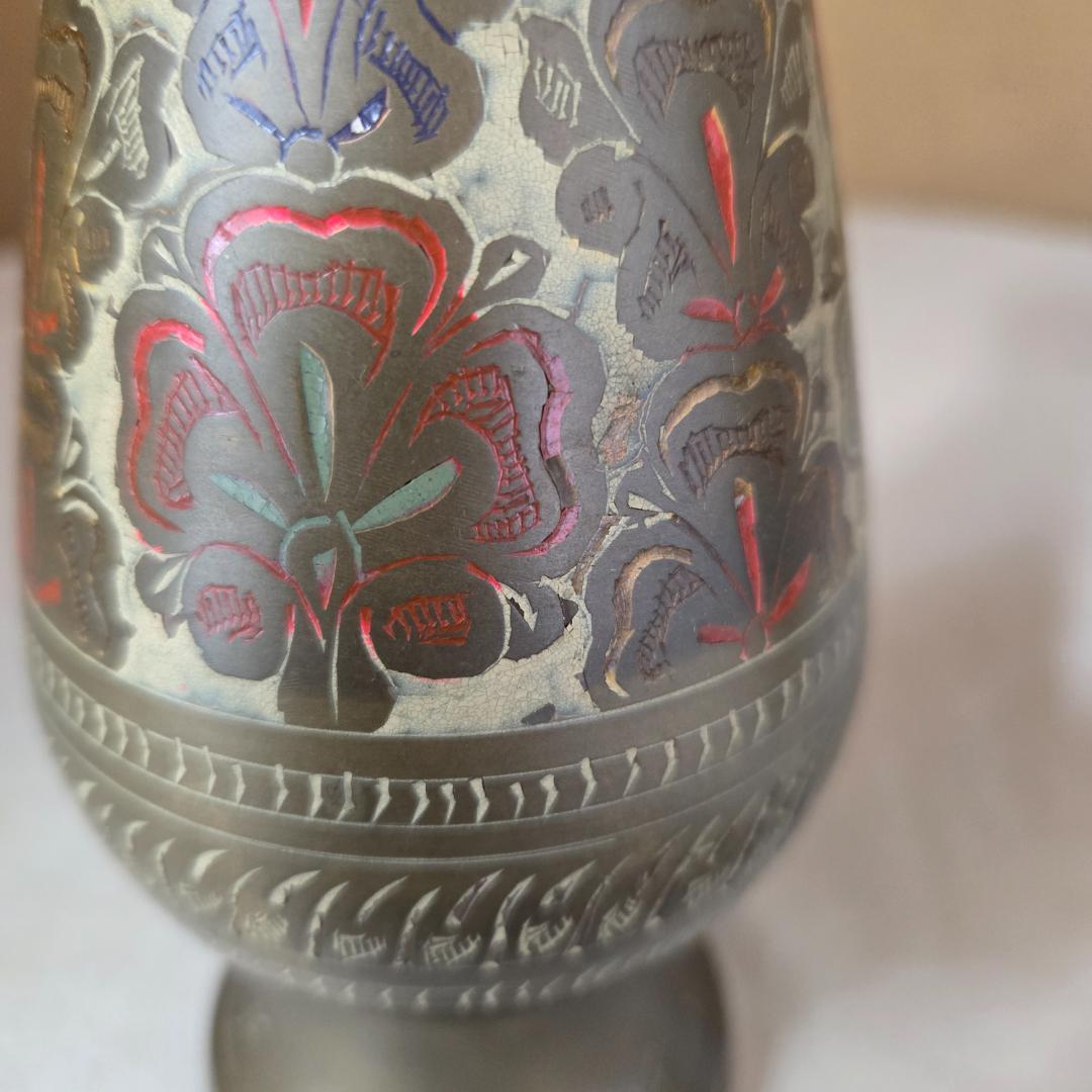 インド製アンティーク花瓶。熟練職人による純手作りで、卓越した技法が光る逸品です。