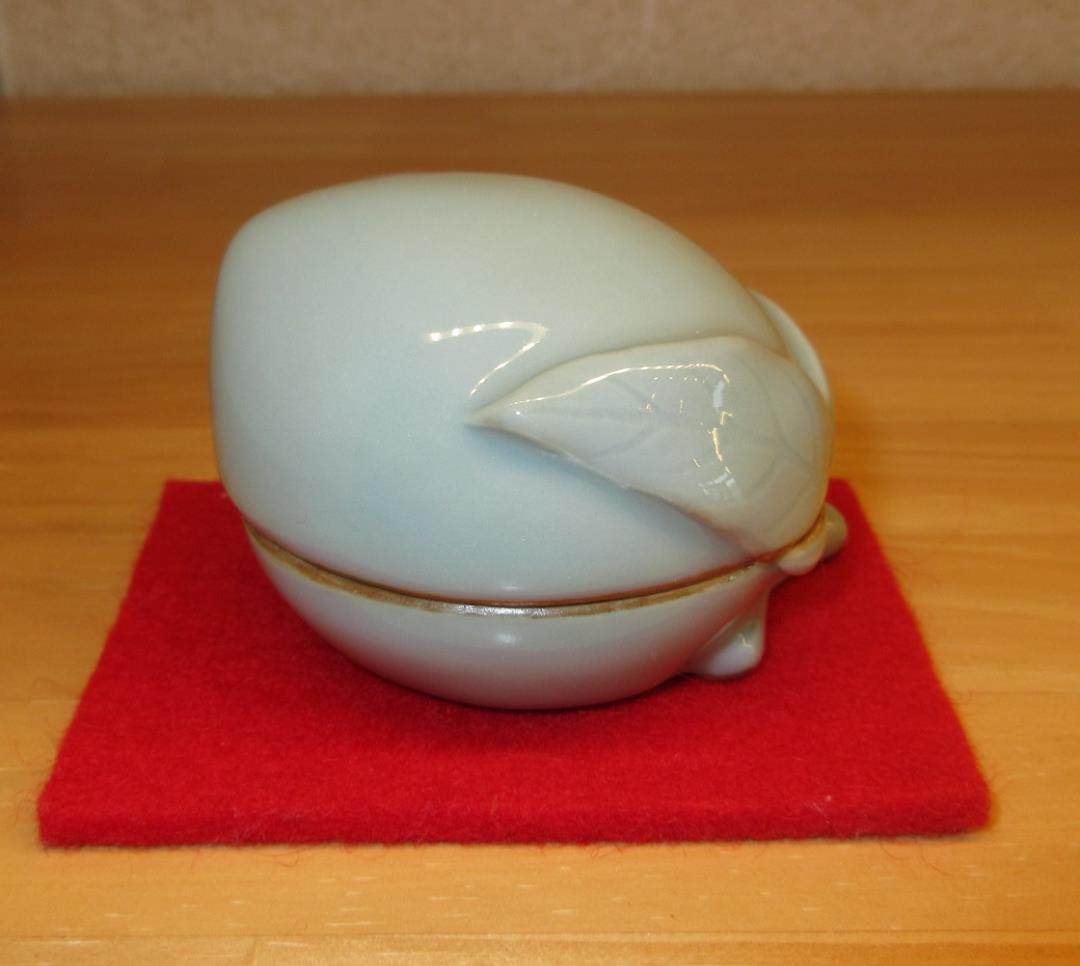 送料込【逢絢亭・新品】茶道具 香合 京焼 青磁 桃の形 諏訪蘇山 共箱入り