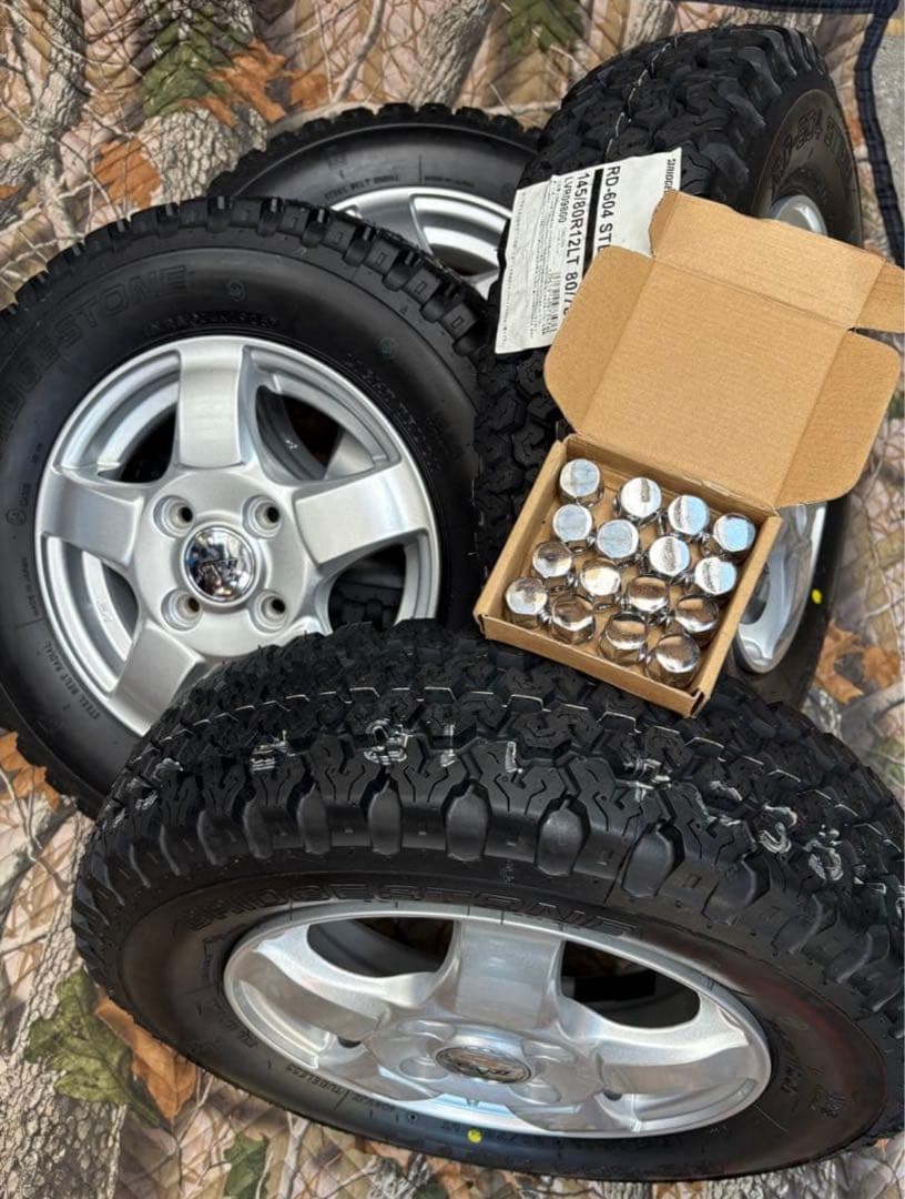 ㉛軽トラ・箱バン用の新品ゴツゴツタイヤと中古ホイールとナット付き