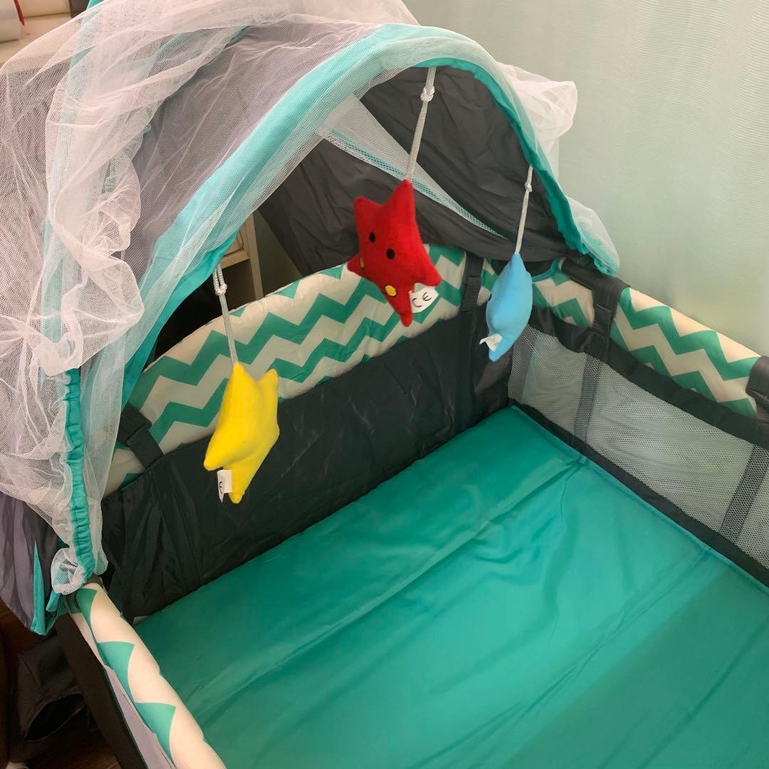ベビーベッド プレイヤード おむつ替えテーブル付 おもちゃ 蚊帳付き