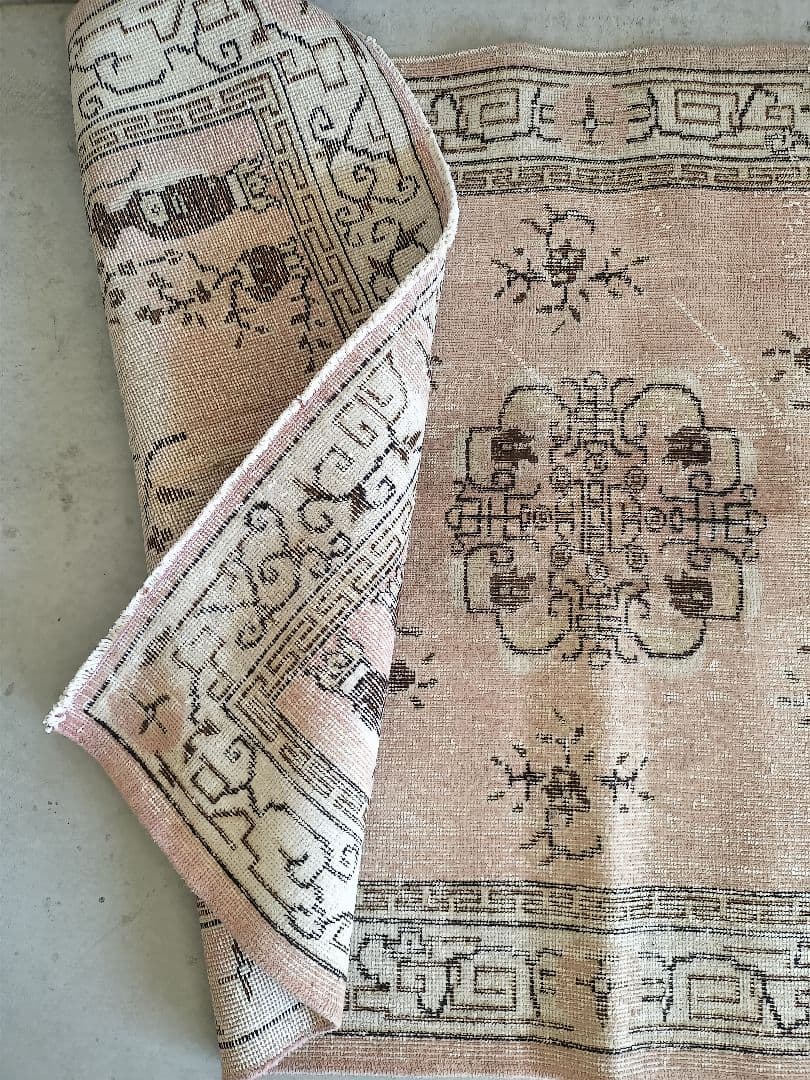 くすみピンクベージュのシノワズリラグ ヴィンテージトルコラグNo.713