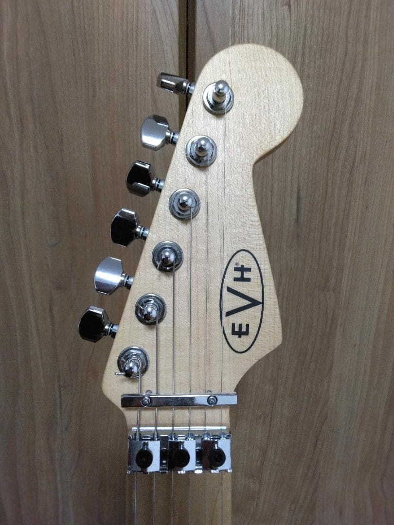 美品中古EVH Striped Series 白黒＋新品Fenderハードケース