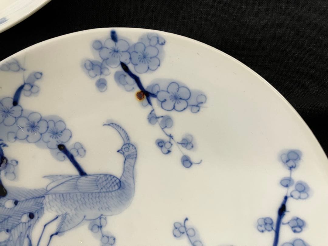 櫛高台の孔雀と花の模様の皿