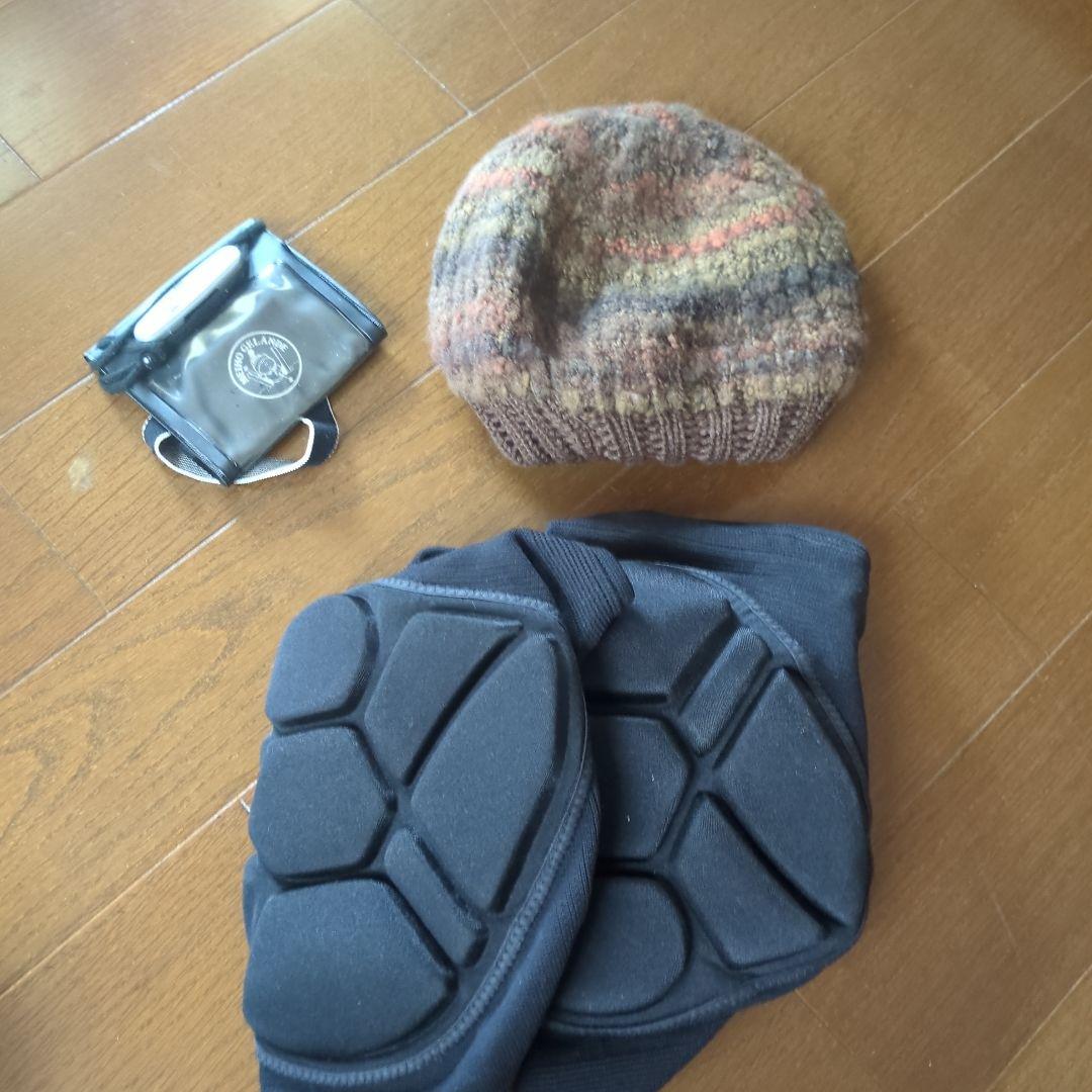 スノーボードウェア　ニット帽と膝当て付き