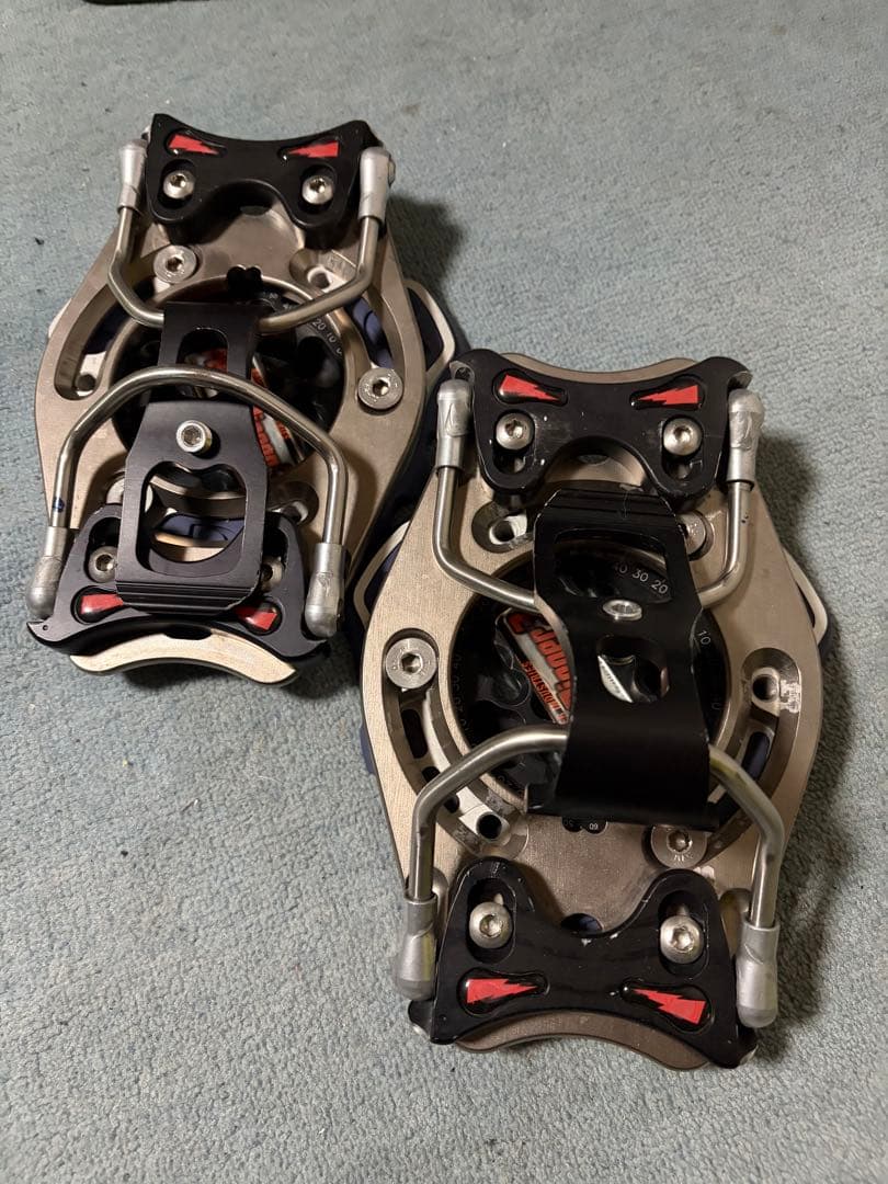 スノーボードビンディング シルバー/ブラック/レッド