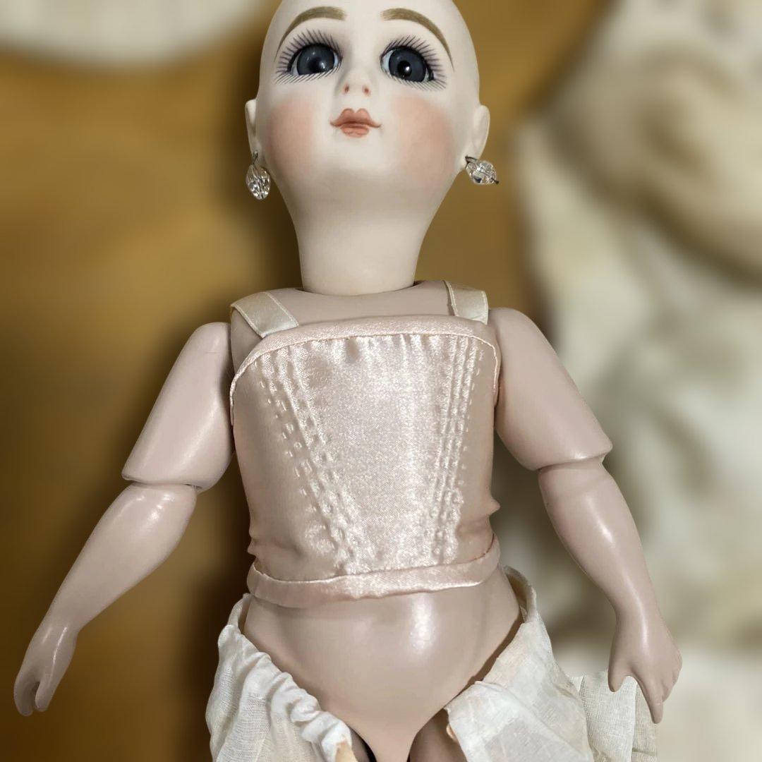 クリーム色のレースドレス人形