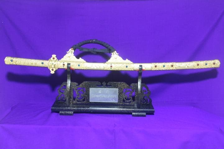 国宝梨地螺鈿金装餝剣 金属製 総重量2.9kg 模造刀 剣掛け台付★中古品