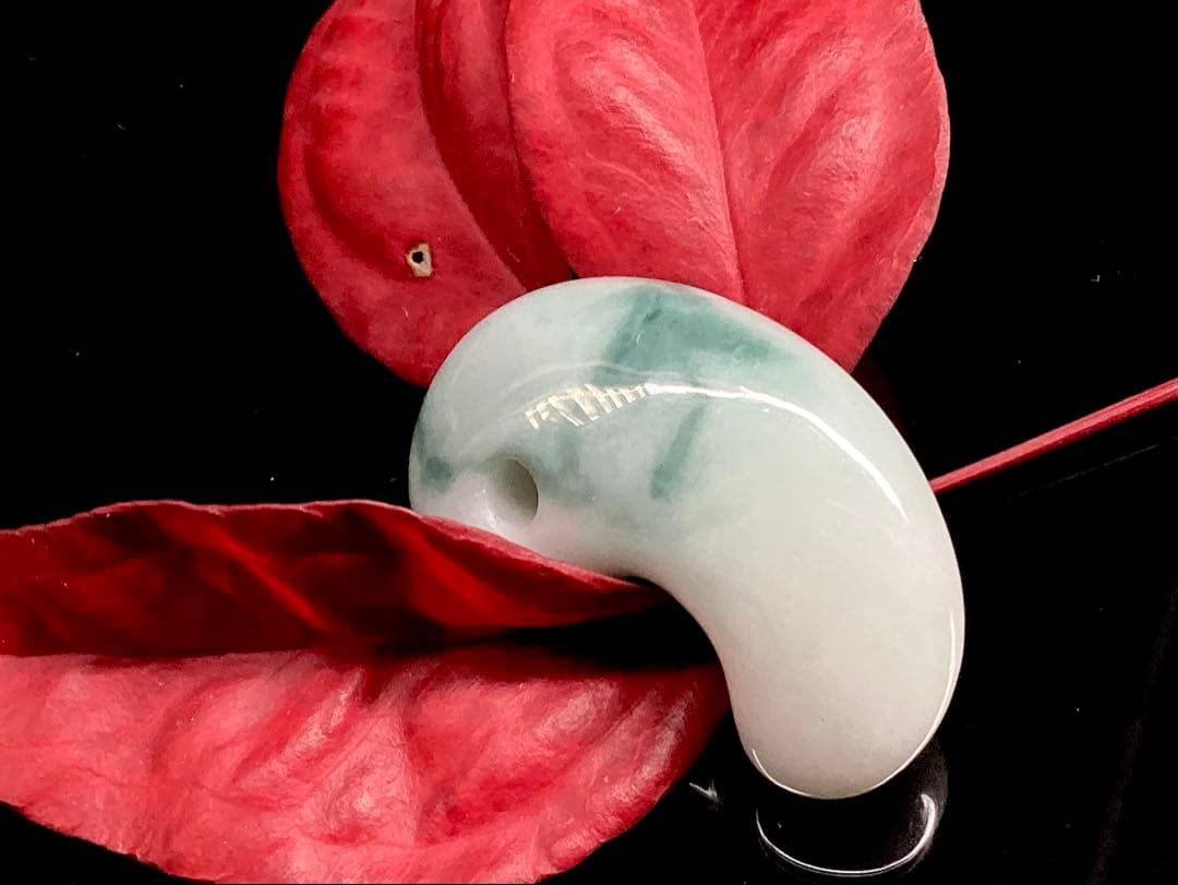 ✳味身良好‼️ 摩訶不思議なパワーの糸魚川翡翠　ジェダイト勾玉　御守り*守護石に‼️