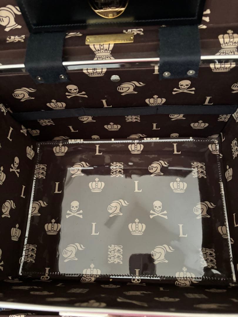 GLOB-TROTTER LOVELESSコラボバニティケース