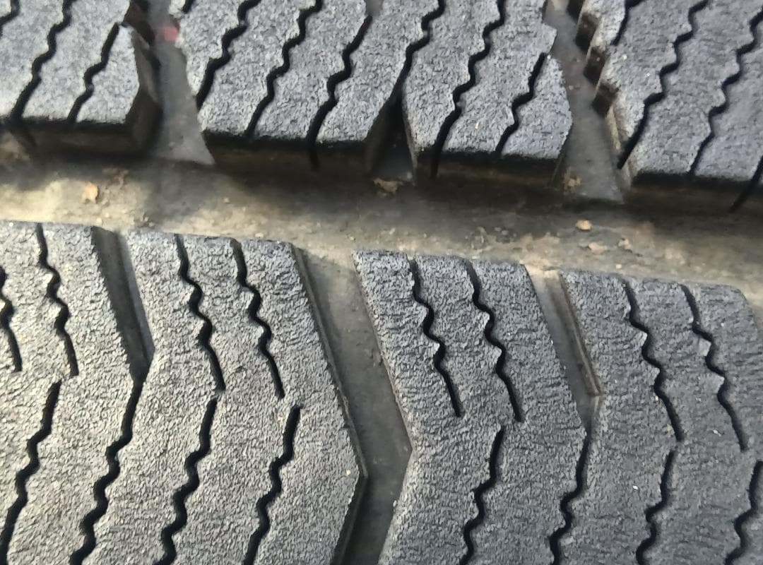 スタッドレスタイヤ　BS BLIZZAK VRX2　215/60R/16　４本