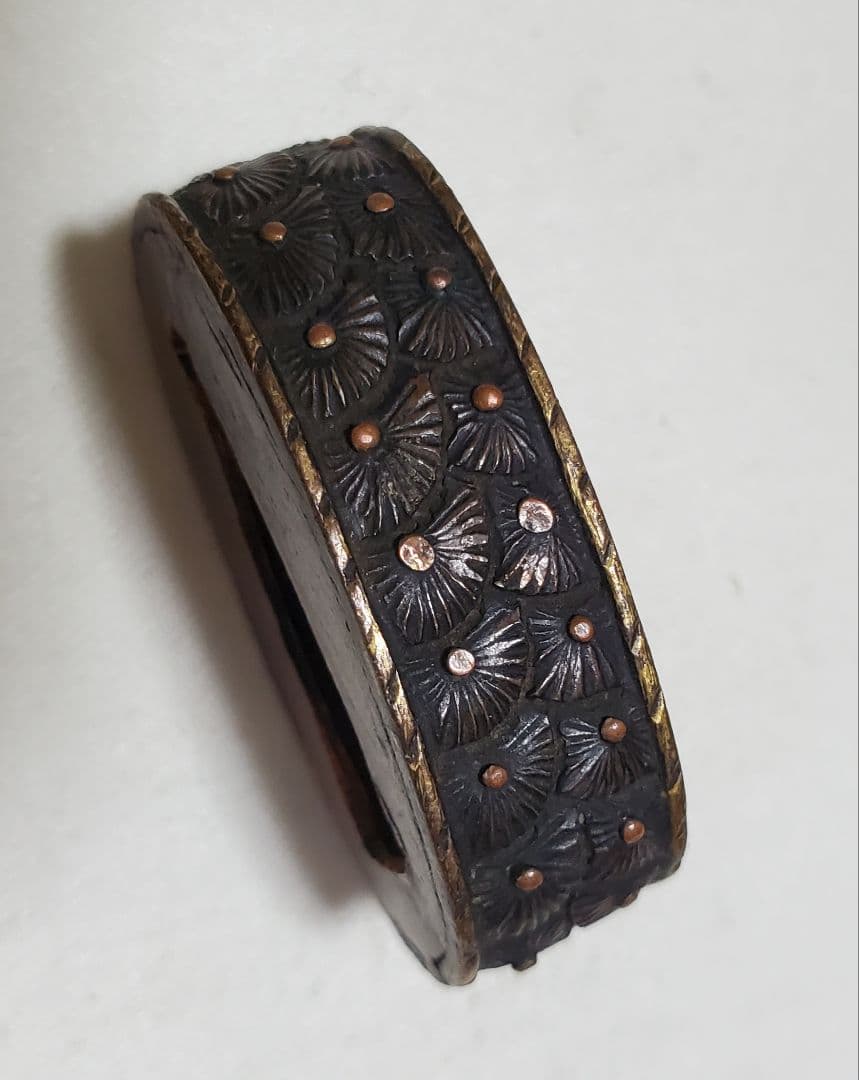 素晴らしい仕事の　縁金具　押合い菊の図　江戸時代