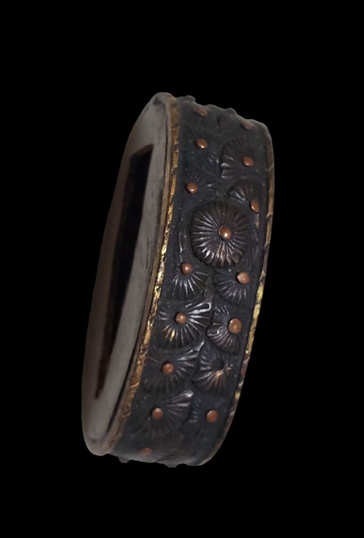 素晴らしい仕事の　縁金具　押合い菊の図　江戸時代