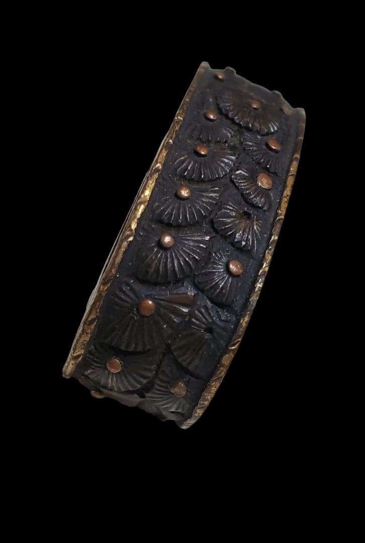 素晴らしい仕事の　縁金具　押合い菊の図　江戸時代