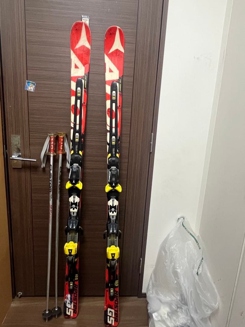 Atomic スキー板 赤/黒/黄 ビンディング付き