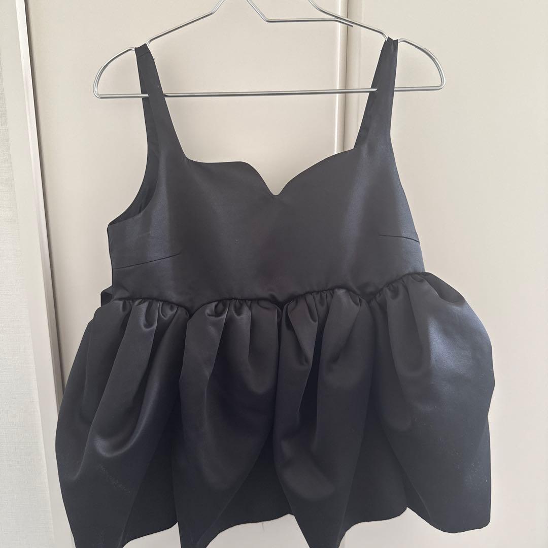 Bibiy.フリル付き黒キャミソール