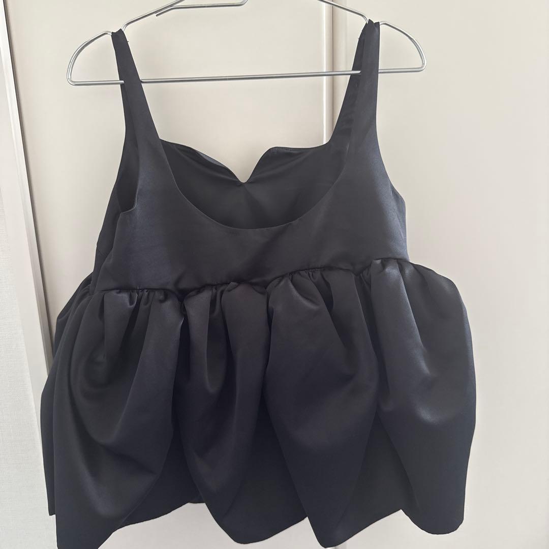 Bibiy.フリル付き黒キャミソール