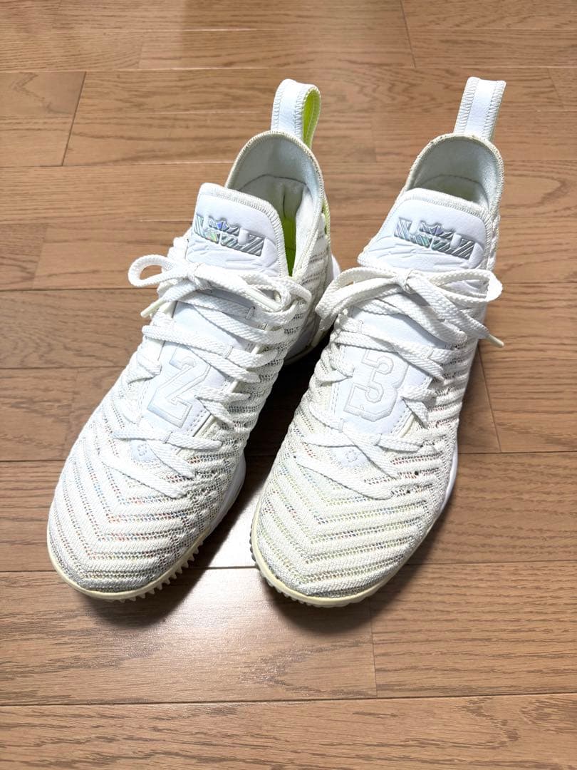 NIKE レブロン16 バズライトイヤー　シューズ