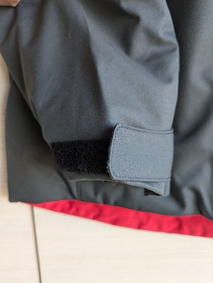 デサント 子ども用スキーウェア /サイズ調整可能 黒/赤 着脱フード付き130