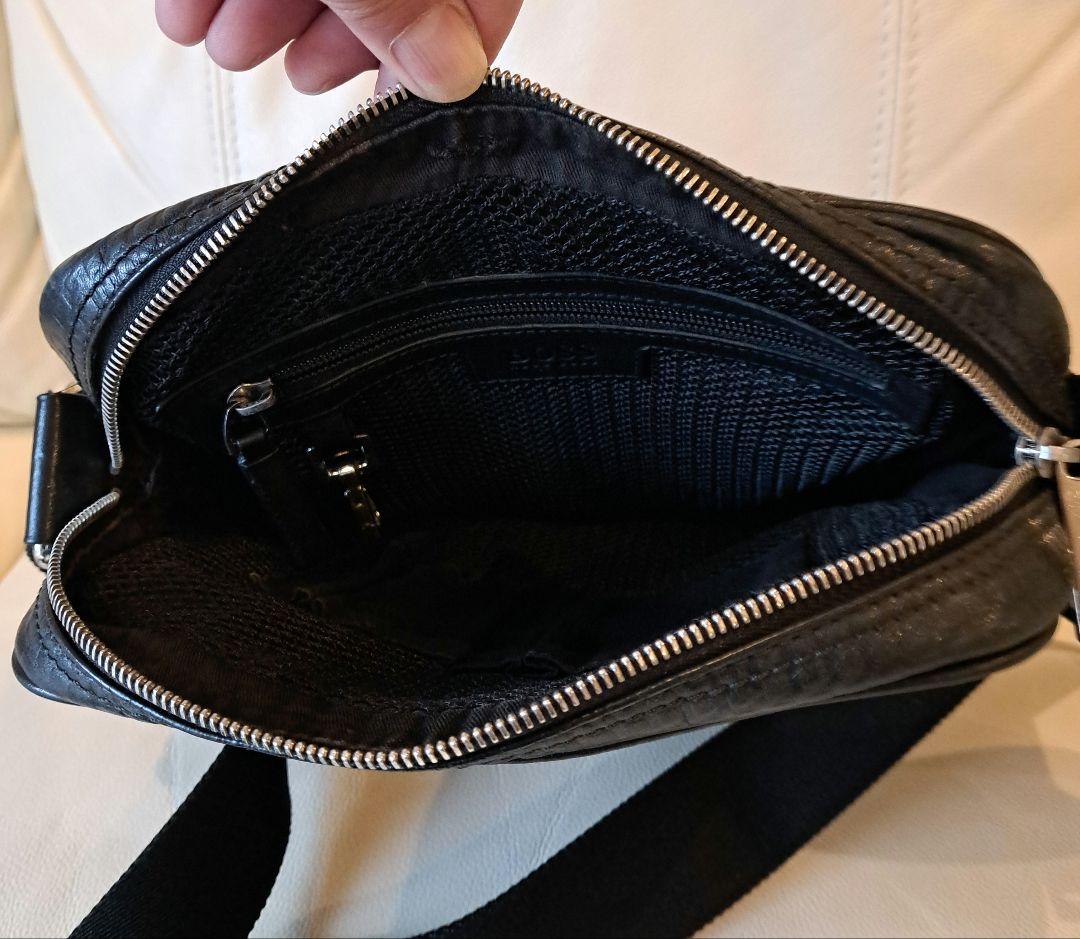 ヒューゴボス　ショルダーバッグ　黒　斜めがけ　ベルトロゴ　格子　オールレザー