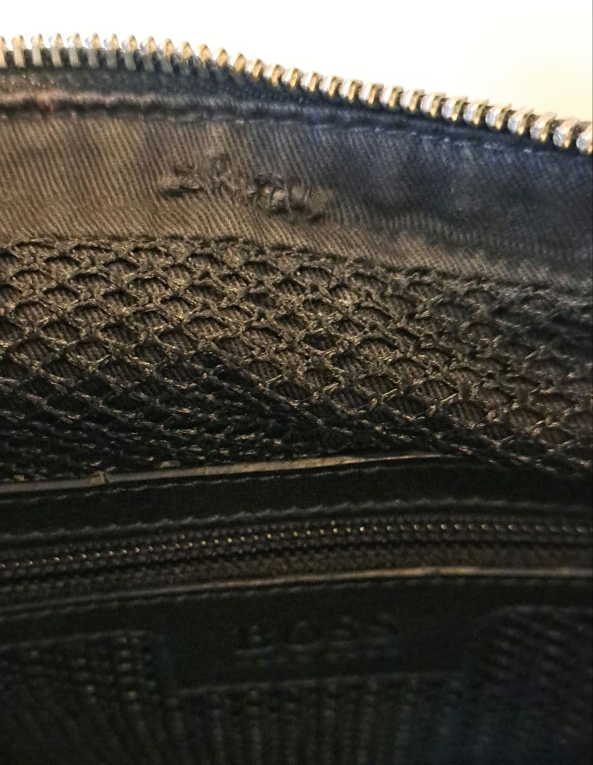 ヒューゴボス　ショルダーバッグ　黒　斜めがけ　ベルトロゴ　格子　オールレザー