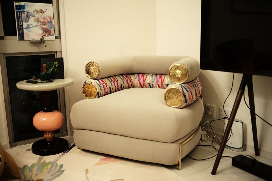 モダンなベージュシングルソファヴェルサーチ1人掛けソファ