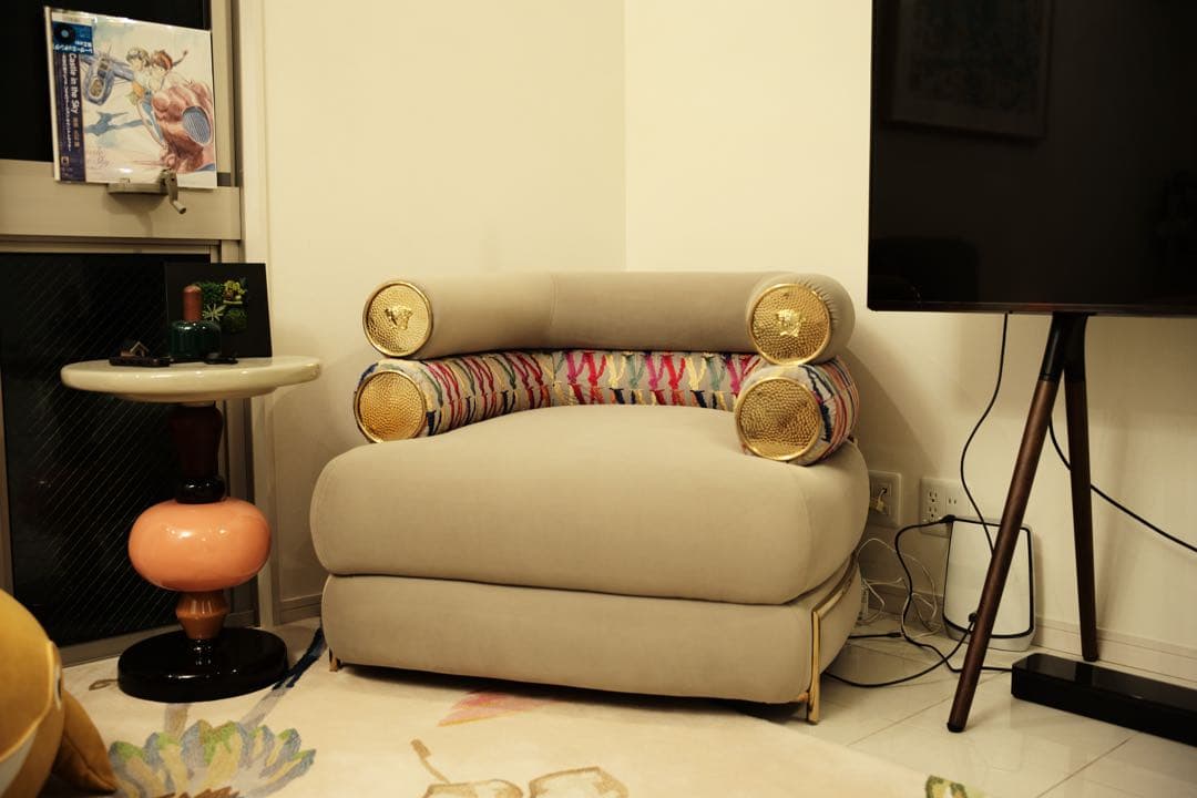 モダンなベージュシングルソファヴェルサーチ1人掛けソファ