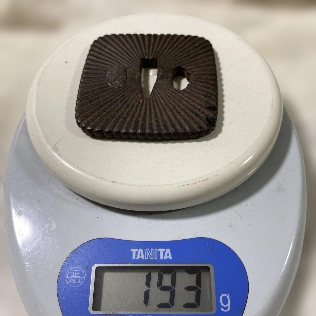 B-15 鍔 つば　武具　刀装具　鉄製　アンティーク　美術品　工芸品　木箱付き