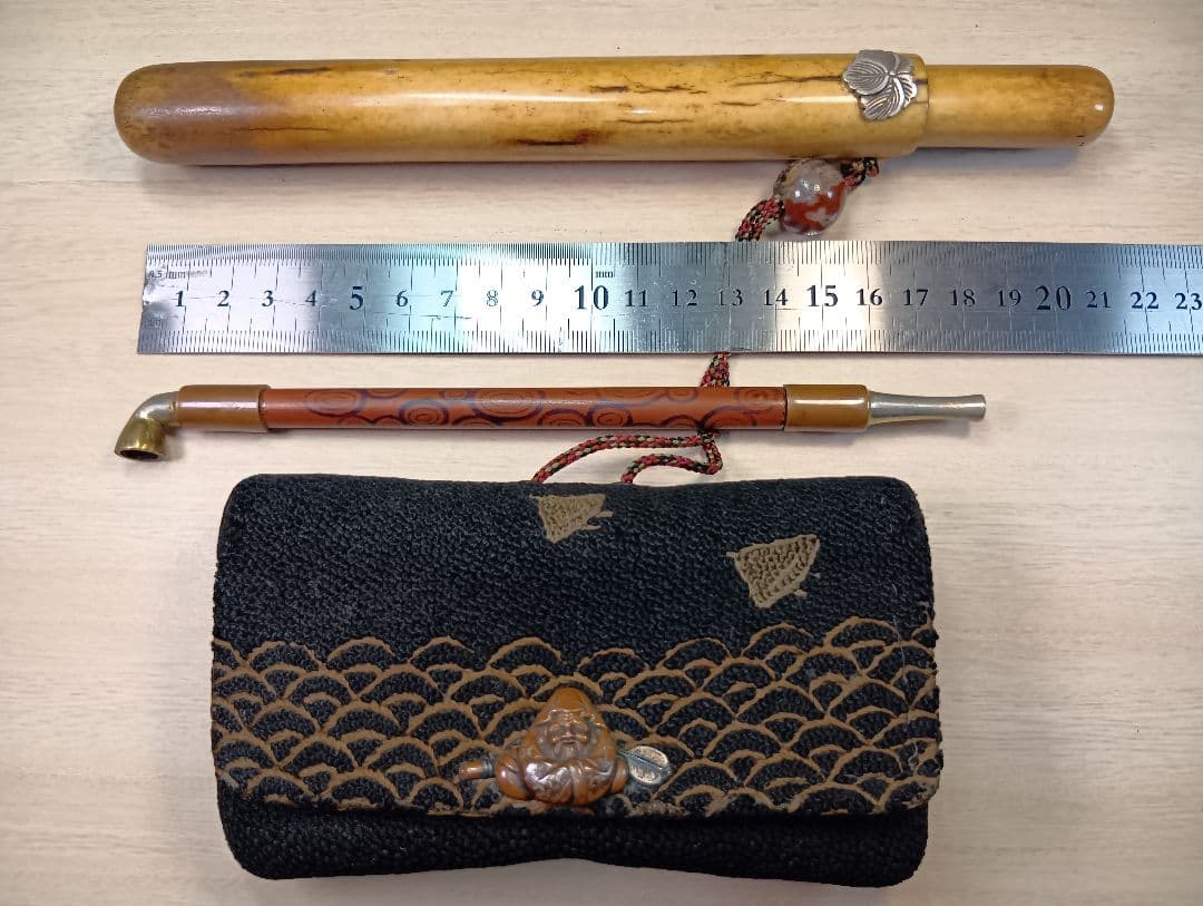 煙草入相良刺繍／達磨図前金具／美品煙管筒