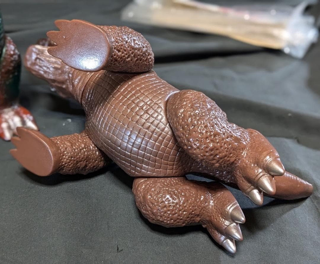 パゴス四足歩行版・ネロンガ（マルサン）ソフビフィギュア２体セット