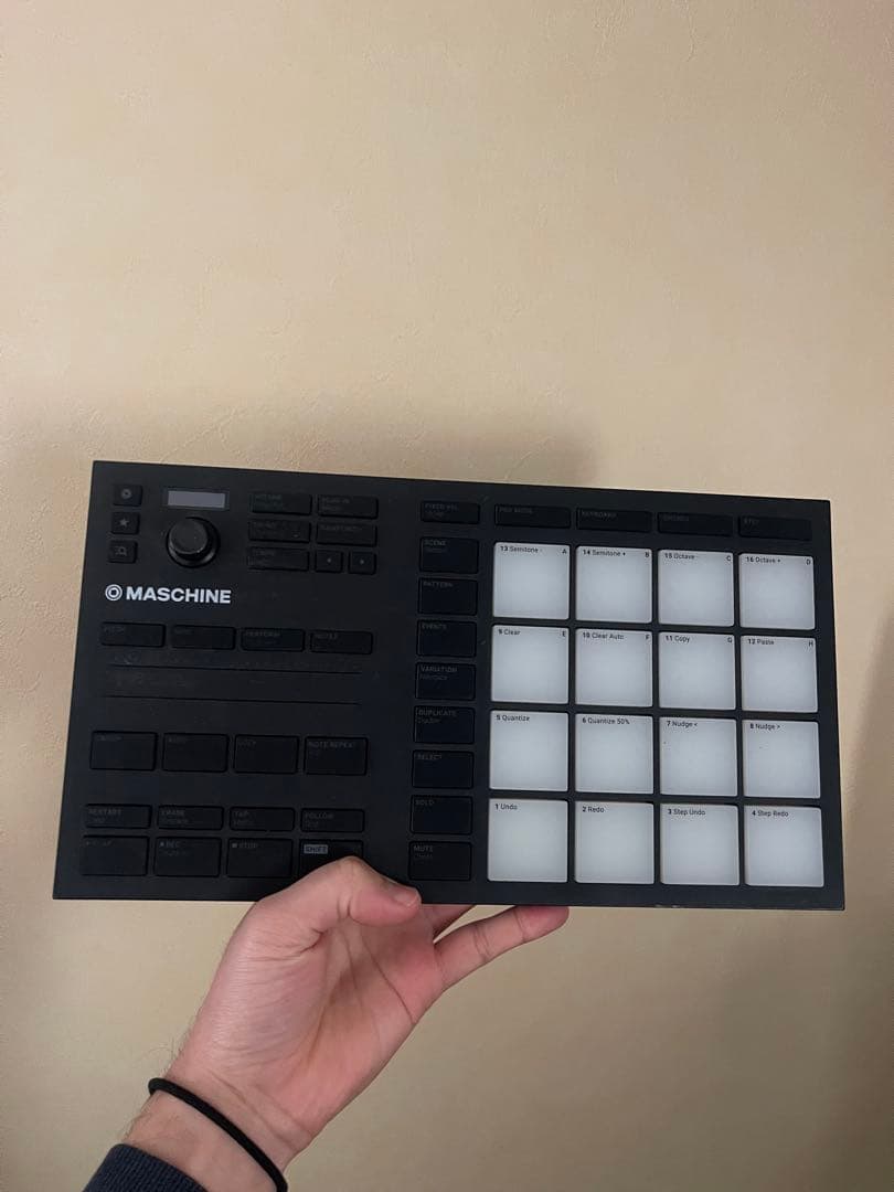 【限定価格】Maschine Micro MK3 MIDIコントローラー 黒