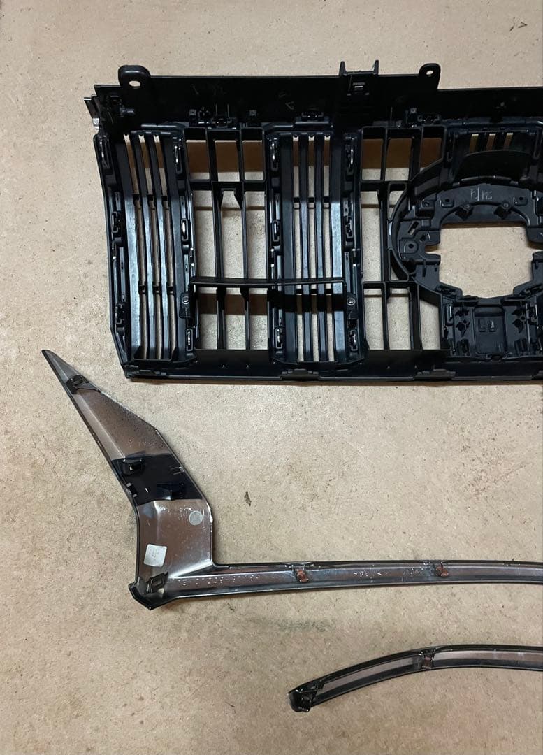 プラド150後期フロントグリル【カメラ無しチッピング➕マッドブラック塗装】