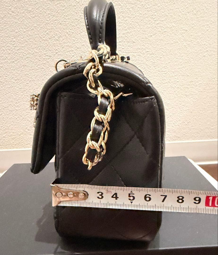 ノベルティ　ccロゴ　ブラック　キルティングバッグ　チャーム付き（取り外し可能）